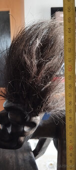 Afrika - domorodec drží stojan na CD - 5