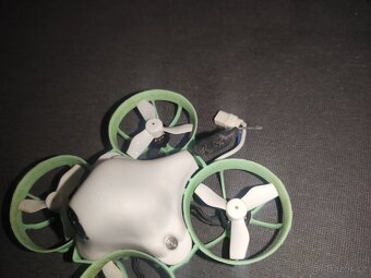 BETAFPV Dron Meteor 65 + 4 baterie + nabíječka + náhradní vr - 5