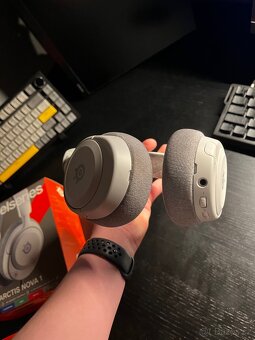 SteelSeries Arctis Nova 1 – bílá + krabice - 5