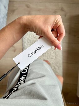 CALVIN KLEIN ŠEDÉ ŠATY S LAMPASY - 5