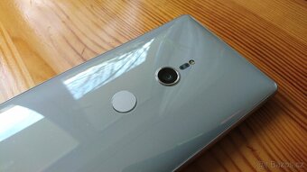 Sony Xperia XZ2 - Super stav + originální příslušenství - 5