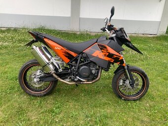 Ktm 690 Sm 46kw po servisu nová stk do 6/2029 bez investic - 5