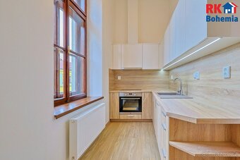 Pronájem nově zrekonstruovaného bytu 1+kk o výměře 51 m2 v Č - 5