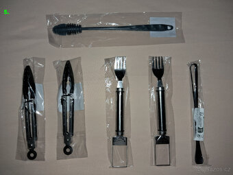 Prkénko, držáky, potrav. sáčky, lis na česnek a nůž na máslo - 5