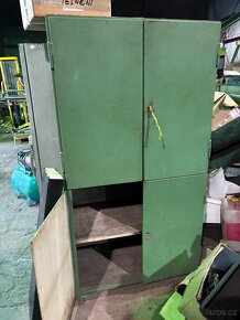 prodám dílenské a šatní skříně - 5
