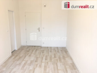 Pronájem bytu 1+kk 29 m2 P5 Smíchov nezařízený balkon - 5