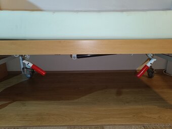 Ručně nastavitelná postel a výškově nastavitelný stolek - 5