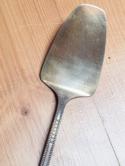 Starožitná stříbrná lopatka na zákusky - 5