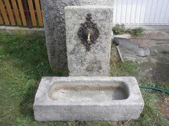stará kamenná kašna s tekoucí vodou koryto kaménka - 5