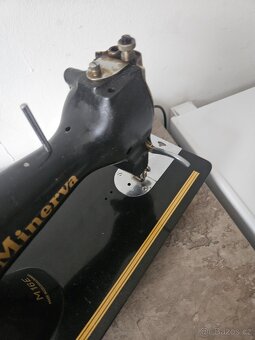 Starý šicí stroj - 5