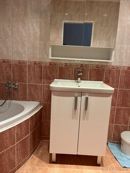 Koupelnová skřínka s umyvadlem a zrcadlem vč. baterie - 5