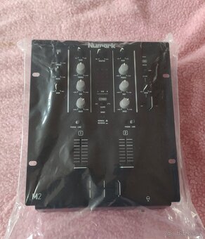 Nový zesilovač QSC GX5, RACK, DB DISPLAY MK II, NUMARK M2 - 5