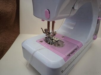 Prodám mini šicí stroj - 5