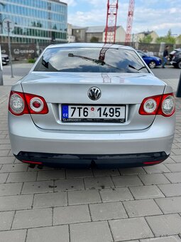 VOLKSWAGEN JETTA 2,0 FSI 110 KW KLIMA,PRAVIDELNÝ SERVIS, - 5