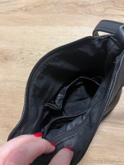 Malá kabelka crossbody - 5
