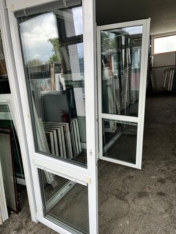 DVOUKŘÍDLÉ BALKÓNOVÉ DVEŘE TROJSKLA 160x230-PLZEŇ - 5