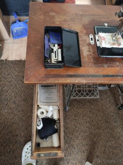 Prodám starý šicí stroj Minerva, funkční - 5