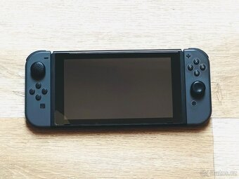 Nintendo Switch - Kompletní Příslušenství + 6 her - 5