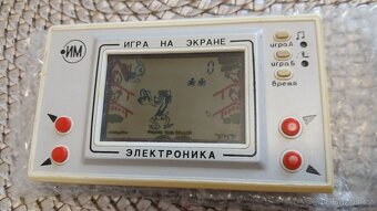 Ruská digitální hra Vlk chytá vejce, Autoslalom, Asteroidy - 5