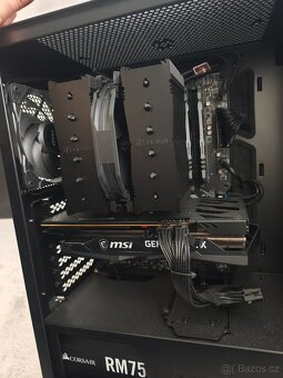 Herní počítač s klávesnicí, monitorem a reproduktory - 5