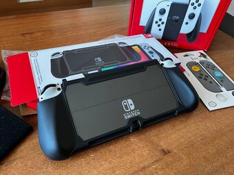 Nintendo Switch OLED + hra a pevný obal (výborný stav) - 5
