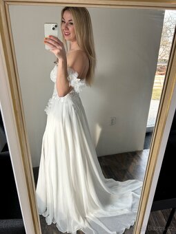 Svatební šaty s 3D květy - 5