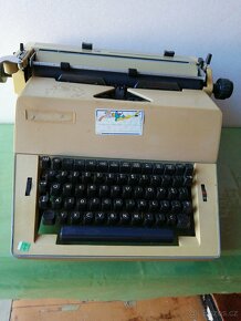 Prodám mechanicky psací stroj Konsul - 5