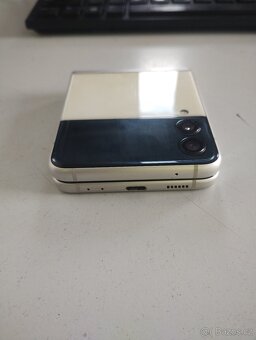 Prodám Samsung Galaxy Z flip 3 - 5