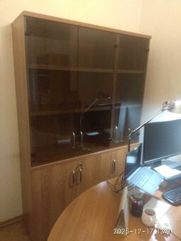 Kvalitní italský kancelářský nábytek - stoly a skříně - 5