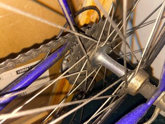 Starší silniční kolo v dobrém stavu - 5