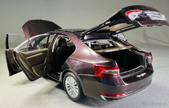 Škoda Superb 1:18 - 5
