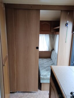 Karavan s  příslušenstvím a koupelnou azuro knaus - 5