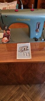 Šicí stroj ve stolku s příslušenstvím - 5