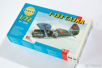 spousta modelů letadel v měřítku 1/72 - 5