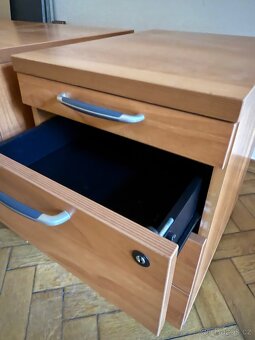 Kvalitní italský kancelářský nábytek (stoly, skříně a jiné) - 5