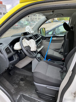 VW Transporter sanitní vozidlo - po dopravní nehodě - 5