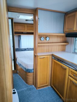 Karavan Knaus Azur 500 - francouzská postel, plynový bojler - 5