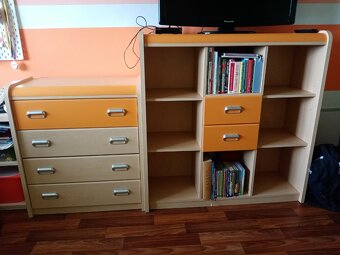 POSTELE A KOMODY - 2 x rám postele s roštem + 2 ks komody - 5