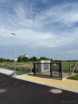 Stavební pozemek 848 m²,zasíťovaný,1 přímý soused(Dobrovice) - 5