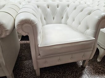 CHESTERFIELD ŠTÝL,KOŽENÁ BIELA 3+1+1+TABURET - 5
