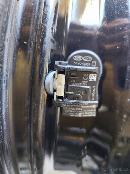 Alu sada=5x114,3= original KIA =s pneu =215/70 R16 - 5