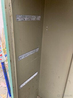 Skříň kovová dílenská uzamykatelná se schránkou 2.000 kč - 5