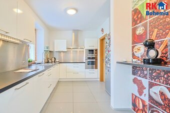 Prodej rodinného domu 5+1 se zahradou u centra města Český B - 5