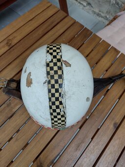 Stará helma na motorku - 5