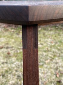 Ručně vyráběná dřevěná stolička z amerického ořechu - 5