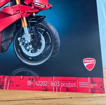 Nové LEGO Technic 42202 Motorka Ducati Panigale V4 S - 5