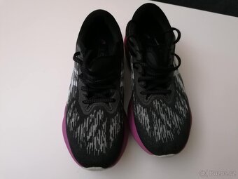 tenisky zn. Asics Novablast 3 - 5