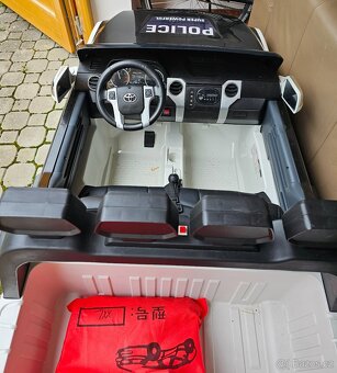 Elektrické autíčko pro dvě děti Toyota Tundra XXL 24V POLICE - 5
