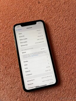 Apple iPhone XR 64GB - 5