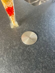 Nová moderní hnědá kuchyně s ostrovem+ spotřebiče - 5